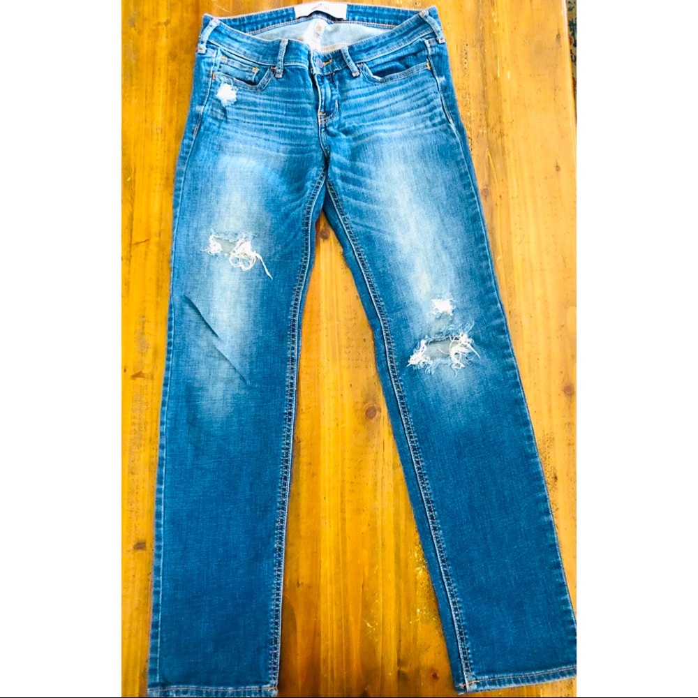 Hollister straight leg ripped jeans. Size 3s